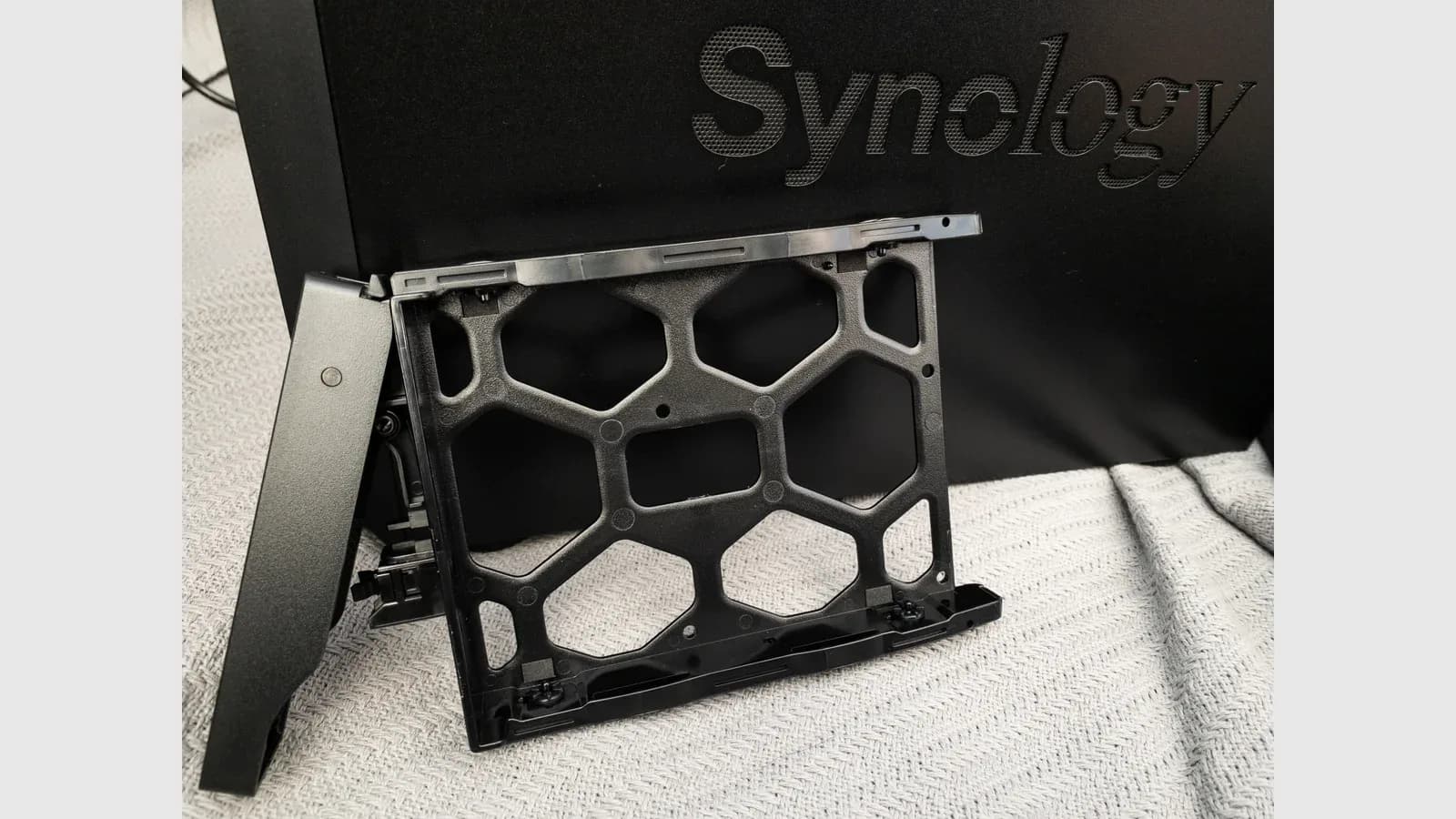 Thiết bị NAS Synology và khay ổ cứng tháo rời